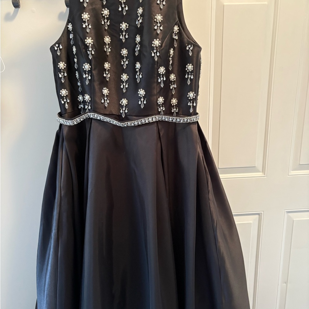 Elegant Black Maxi Dress with Embellishments - Picture 3 of 4